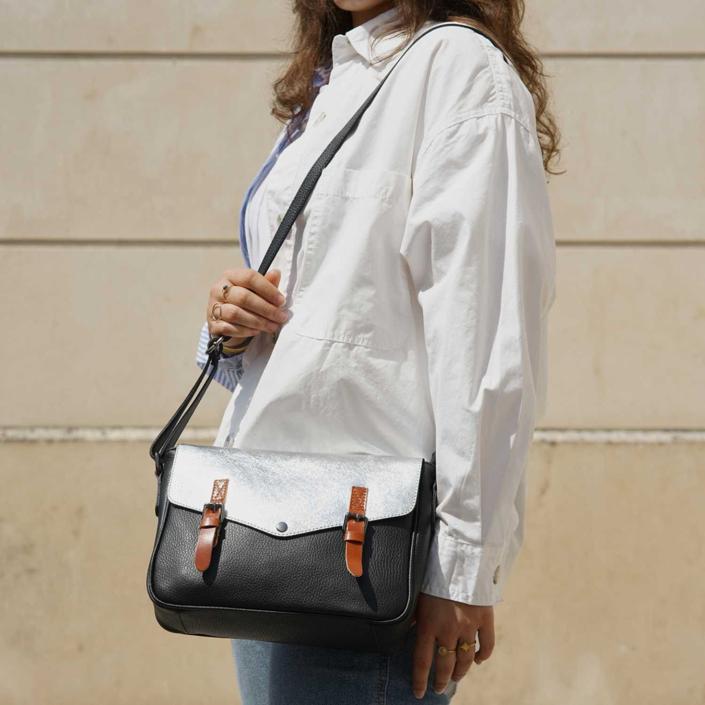 OXFORD sac cartable irisé en cuir - rouge- mannequin
