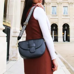LUANDA sac bandoulière en cuir - noir - porté