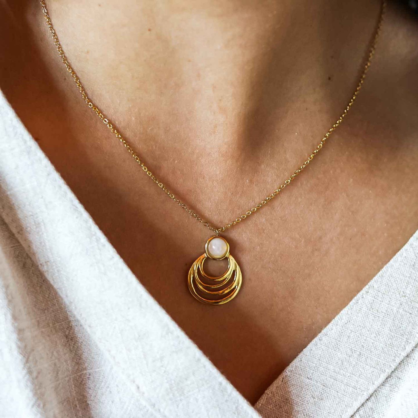 Collier fantaisie doré avec une pierre rose clair (quartz rose)
