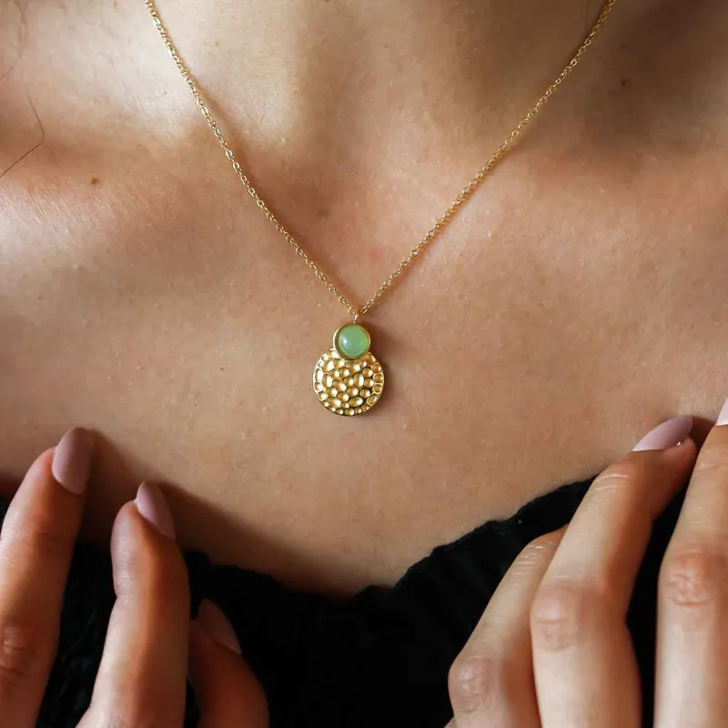 Collier fantaisie doré avec une pierre vert clair  (epidote)