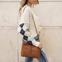 SPLIT sac trotteur bandoulière en cuir - camel- mannequin