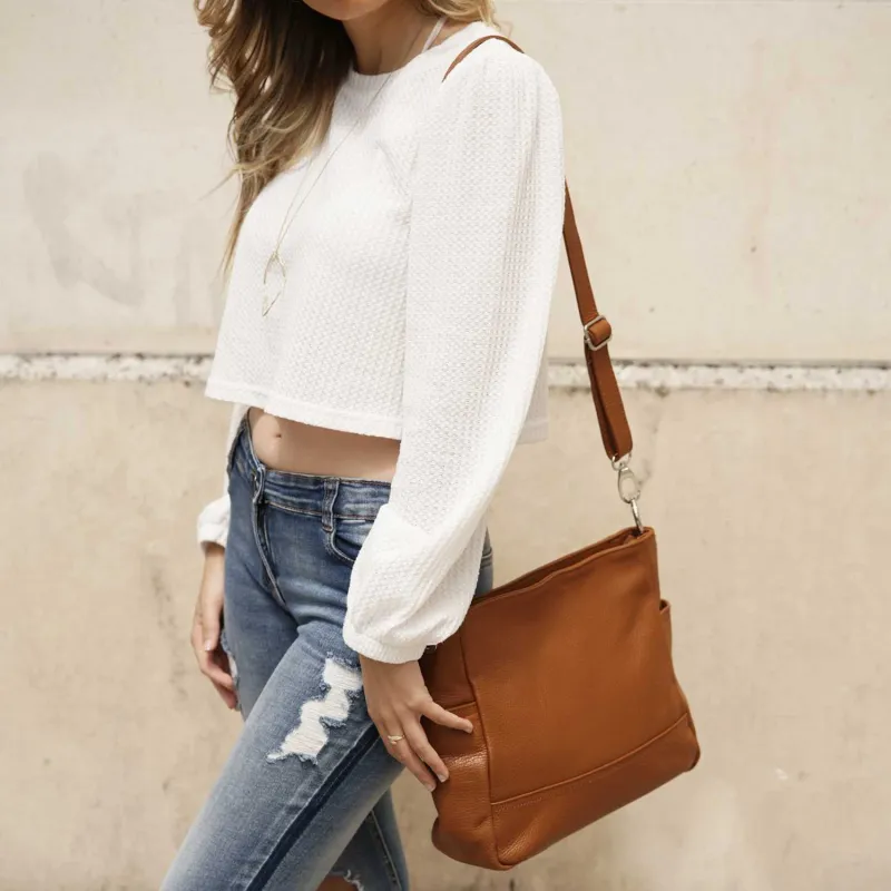 FRIDA sac hobo en cuir - camel- porté