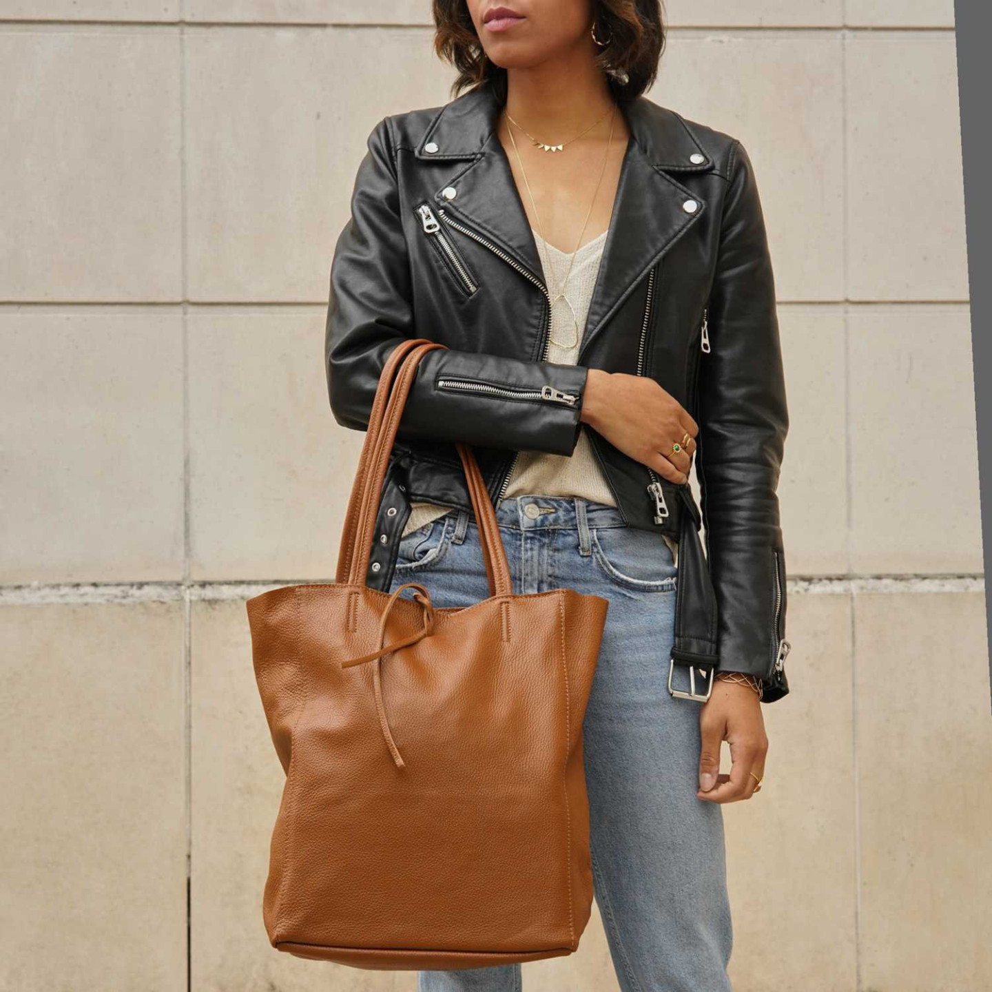 EVORA sac cabas tote bag cuir - camel - porté