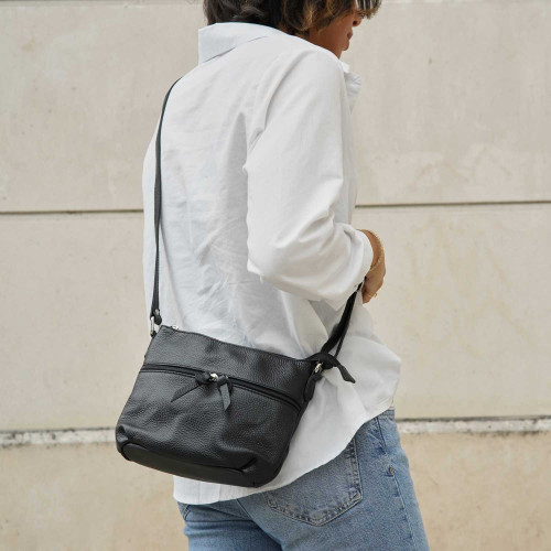 BRHAMA petit sac bandoulière en cuir - noir - porté