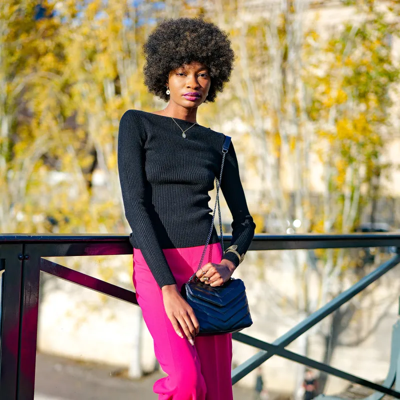 TARENT petit sac matelassé en cuir - noir - porté