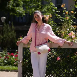 ASTRA pochette à bandoulière en cuir effet paille - rose - porté