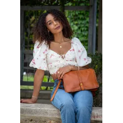 DERBY sac besace vintage en cuir - camel - porté