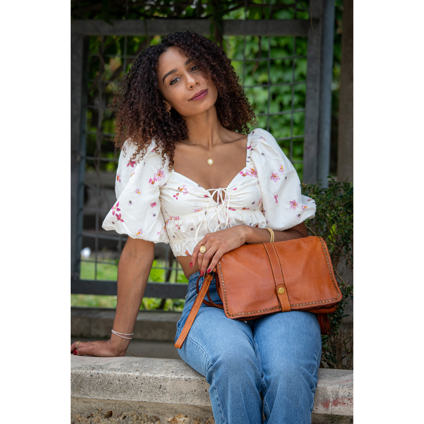 DERBY sac besace vintage en cuir - camel - porté