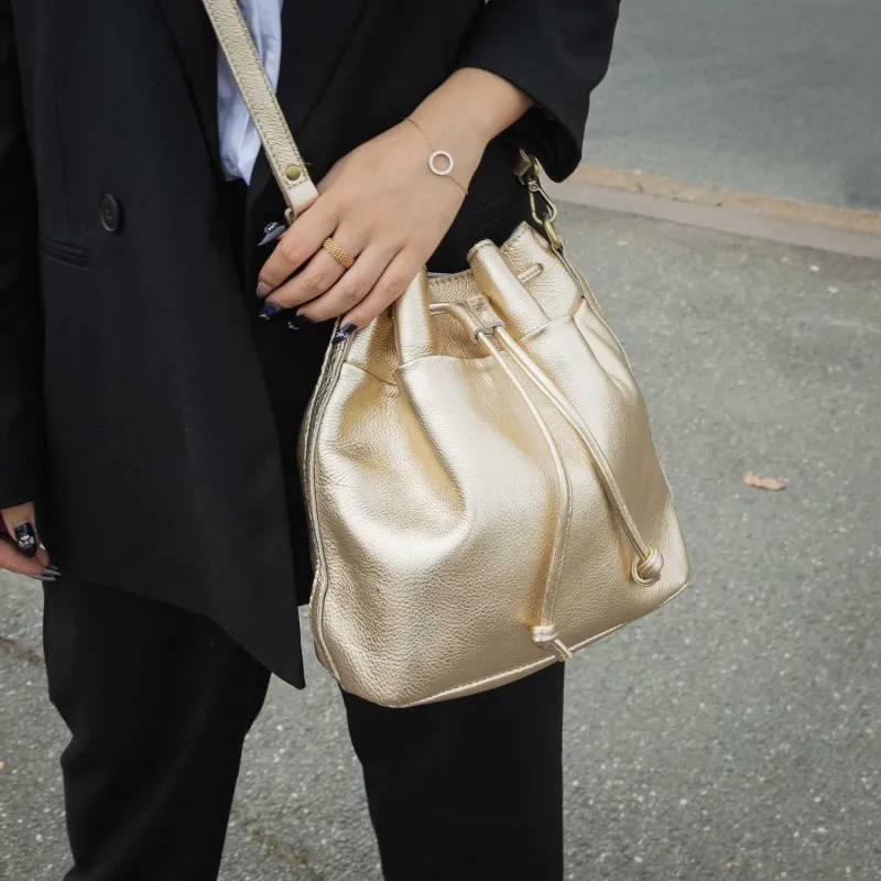 IRIS - sac seau en cuir - doré - porté