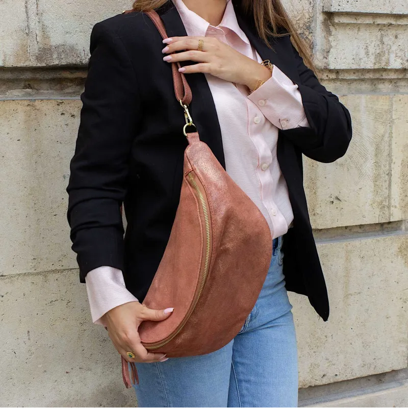 sac banane xl irisé en cuir - mannequine - rose